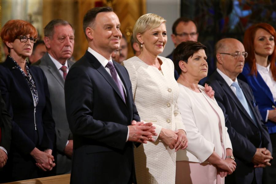 Prezydent Andrzej Duda (3L) z małżonką Agatą Kornhauser-Dudą (C) oraz premier Beata Szydło (3P), minister Elżbieta Rafalska (L) i minister Jan Szyszko (2L)