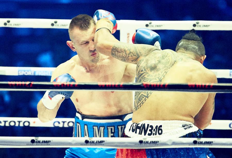 Tomasz Adamek i Solomon Haumono podczas walki wieczoru w trakcie gali bokserskiej Polsat Boxing Night