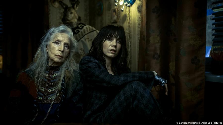 Helena Norowicz oraz Olga Bołądź w filmie "Człowiek z magicznym pudełkiem"; fot. Bartosz Mrozowski/Alter Ego Pictures