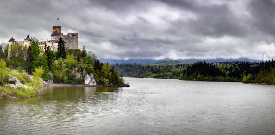 9. Niedzica. Posiadający węgierski rodowód Zamek w Niedzicy występuje także pod nazwą "Dunajec". Stanowi jeden z ciekawszych obiektów polskich Karpat. Powstał prawdopodobnie w latach dwudziestych czternastego wieku, jako górska warownia, która strzegła granicy z Polską. W późniejszych czasach pełnił bardziej rezydencyjną funkcję. Razem z zamkiem w Czorsztynie pysznią się na stromych zboczach nad wodami Jeziora Czorsztyńskiego, utworzonego na Dunajcu.