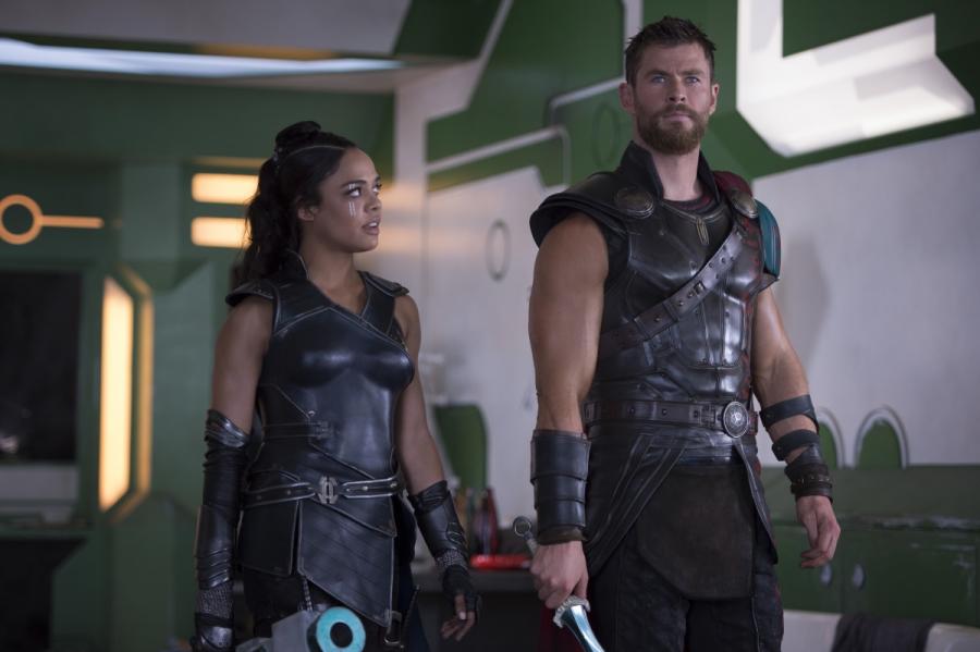Tessa Thompson oraz Chris Hemsworth w filmie "Thor: Ragnarok". Polska premiera 25 października 2017 roku