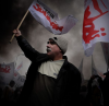 • Zdjęcie pojedyncze - III miejsce w kategorii LUDZIE
Autor: Filip Klimaszewski, „Gazeta Wyborcza”
Warszawa. Portret uczestnika demonstracji zorganizowanej przez związkowców przemysłu obronnego, stoczniowego i samochodowego przeciwko zapowiadanym przez rząd cięciom budżetowym i redukcji zamówień.
6 marca 2009