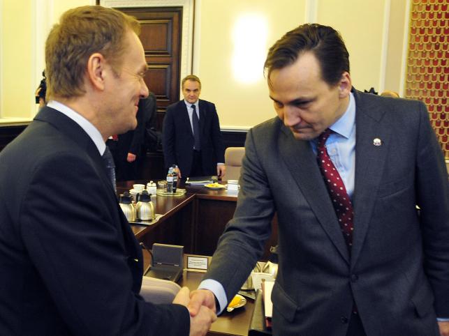 Tusk dostał od Sikorskiego alkohol