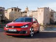 Z listy dodatków można zażyczyć np. automatyczną regulację odległości ACC - golf GTI automatycznie przyhamowuje lub przyspiesza w zakresie prędkości od 30 do 210 km/h