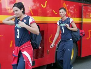n/z.: Od lewej Eleonora Dziekiewicz i Katarzyna Skowronska . Przyjazd ekipy Polska na hale. Mistrzostwa Europy Kobiet 2007 . Women's Indensit European Championships Volley-Ball 2007 .Hasselt . 2007-09-22 , fot.: Jakub Piasecki / fotocuba@wp.pl