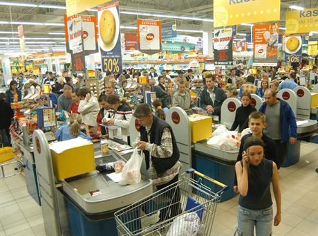 10.06.2005 PabianiceNocna promoocja w supermarkecie Hypernova w Pabianicach. O godz. 22.00 otwarto drzwi skleputel do dyrektor Beaty Siekacz (42) 225-20-00 lub 01fot. Maciej Piasta