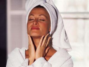 22 Jul 1998 --- Woman applying moisturizer --- Image by © David Raymer/CORBIS