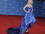 Hit wieczoru: January Jones w błękitnej sukni z cekinowych łusek od Versace
