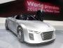 Rupert Stadler, szef Audi, prezentuje model ekologiczny - elektryczne Audi e-tron Spyder