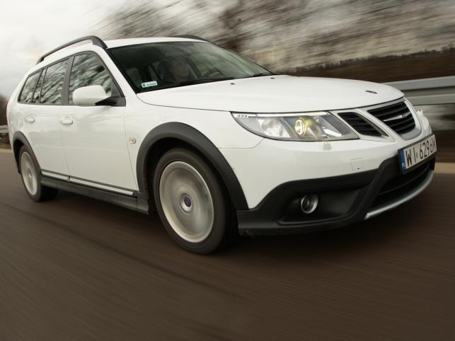 Saab 9-3X - szwedzka stal gotowa do przygody. Dzielnie zwalczy dziki teren, choć woli asfaltowe bulwary. Mogą być dziurawe jak sito - czyli idealnie sprawdza się na polskich drogach... 