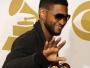 Usher na backstagu z gramofonami dla Najlepszego Artysty R&B i Najlepszego Albumu R&B