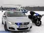 Polscy policjanci z roku na rok dysponują coraz nowszym sprzętem. Od niedawna na Mazowszu można zobaczyć volkswagena passata CC w srebrno-niebieskich barwach, który jest nowym narzędziem do walki z piratami drogowymi. 