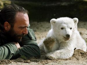 23 marca 2007 - Knut ze swym pierwszym opiekunem, nieżyjącym już Thomasem Doerfleinem