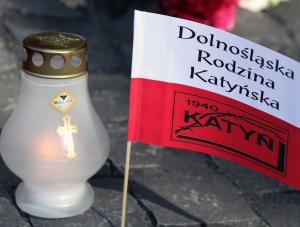 Gigantyczny pomnik katyński obok sanktuarium w gminie Pawłów