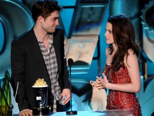 Kristen Stewart i Robert Pattinson odbieają statuetkę MTV Movie Awards