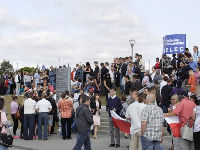Manifestacje przed konwencją PO w Ergo Arenie w Gdańsku