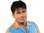 Charlie Harper z "Dwóch i pół". Kobiety traktuje przedmiotowo, a jedyne, na czym mu w życiu zależy to zaspokajanie własnych potrzeb. Za co więc tak bardzo lubimy tę postać?