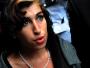 Amy Winehouse wychodzi z sądu, gdzie tłumaczyła się z ataku na fankę, która na charytatywnym przyjęciu chciała sobie zrobić zdjęcie z gwiazdą – lipiec 2009