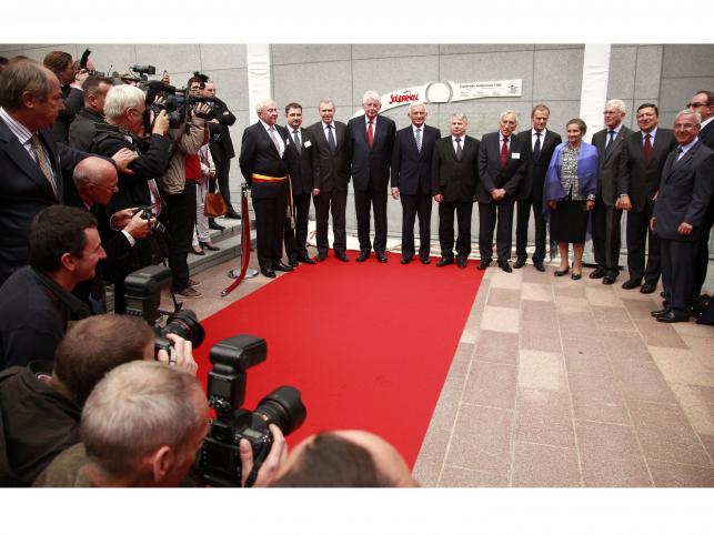 Przewodniczący NSZZ "Solidarność" Piotr Duda, premier Belgii Yves Leterme, były premier Królestwa Niderlandów Wim Kok, przewodniczący PE Jerzy Buzek, marszałek Senatu RP Bogdan Borusewicz, były premier Tadeusz Mazowiecki, premier RP Donald Tusk, pierwsza kobieta na stanowisku przewodniczącego PE Simone Veil, były przewodniczący PE Hans-Gert Poettering i przewodniczący KE Jose Manuel Barroso podczas uroczystości nadania imienia Placowi "Solidarności 1980"