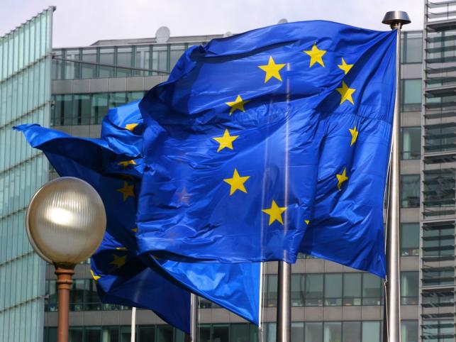 Unijne flagi przed siedzibą Komisji Europejskiej