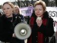 Wanda Nowicka podczas pikiety przed siedzibą Sejmu w 2007 roku