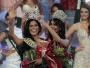 Miss Earth 2011 otrzymuje koronę z rąk poprzedniczki - Nicole Faria z Indii
