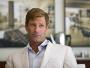 Aaron Eckhart jako Sanderson