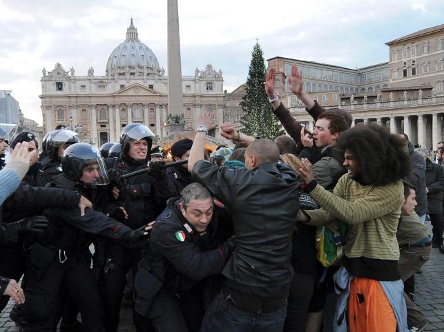 Na Placu świętego Piotra doszło w sobotę do demonstracji tak zwanych oburzonych i szamotaniny protestujących z policją. Aresztowano trzech manifestantów, w tym jednego, który wspiął się na świąteczną choinkę stojącą koło szopki. Wśród zatrzymanych jest dwóch Francuzów - podały włoskie media
