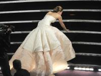 Jennifer Lawrence upadek na miarę Oscara – ZDJĘCIA!