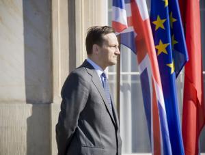 Sikorski otacza się grabami i sosną