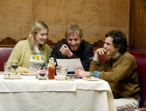Greta Gerwing, Rhys Ifans i Ben Stiller w filmie "Greenberg"