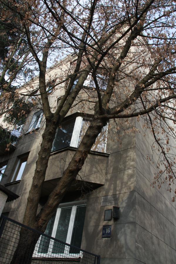 Siedziba i więzienie NKWD przy ulicy Cienistej w Warszawie, kilka domów dalej od więzienia przy ulicy Świerszcza