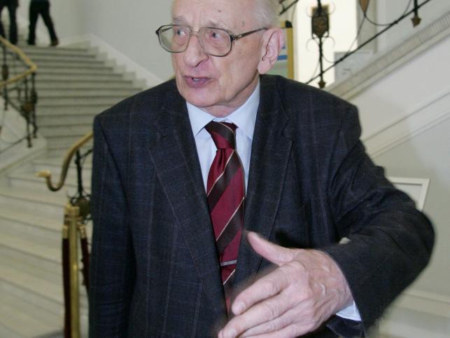 Bezpieka chciała skompromitować Władysława Bartoszewskiego