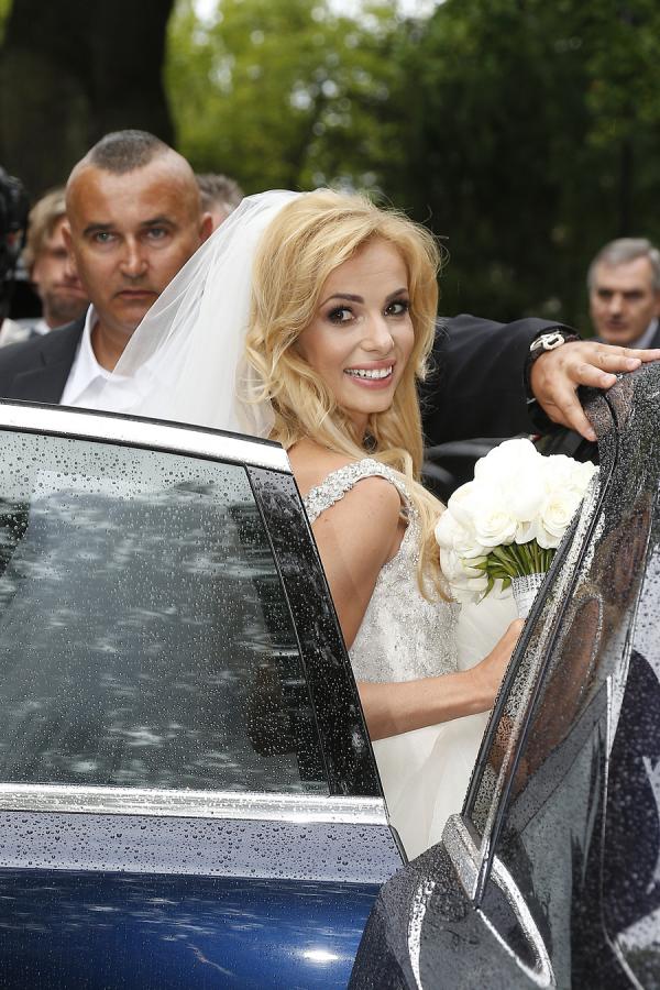 <b>ślub Izabeli Janachowskiej i Krzysztofa Jabłońskiego.</b> Po ślubie, para wybrała się w podróż na Bora Bora. Izabela Janachowska u boku męża, z pewnością zwiedzi spory kawałek świata.