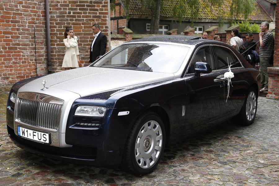 <b>ślub Izabeli Janachowskiej i Krzysztofa Jabłońskiego.</b> Tym luksusowym Rolls Roycem, para przyjechała pod kościół. Izabela Janachowska i jej ukochany nie szczędzili pieniędzy i robili wszystko, by ten niezwykły dzień był perfekcyjny w każdym detalu.