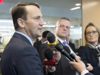 Marszałek Sikorski w USA: Pilnie czytam notatki MSZ-u