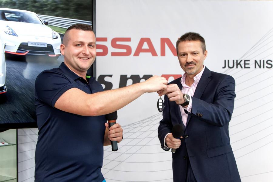 "To spełnienie moich marzeń i ukoronowanie pasji motoryzacyjnej" - powiedział Michał z Gdyni, podczas gdy Andrzej Żelazny, dyrektor polskiego oddziału Nissana wręczał mu kluczyki do białego Nissana GT-R NISMO