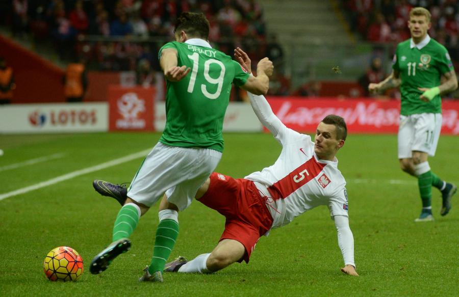 Krzysztof Mączyński (P) i Robbie Brady (L) z Irlandii w meczu grupy D eliminacji piłkarskich mistrzostw Europy 2016 na PGE Stadionie Narodowym w Warszawie