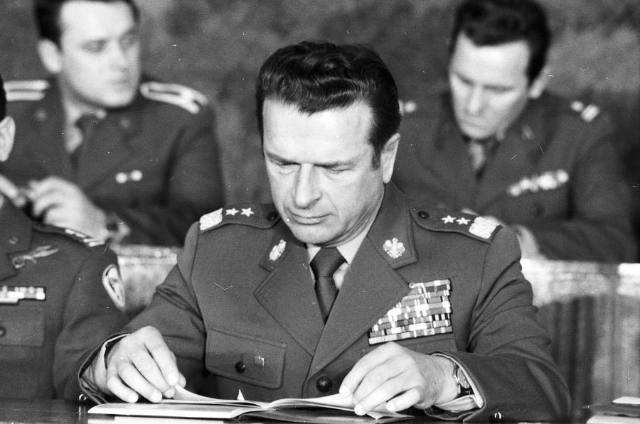Szef kontrwywiadu wojskowego WSW gen. Czesław Kiszczak. Zdjęcie z 1980 roku