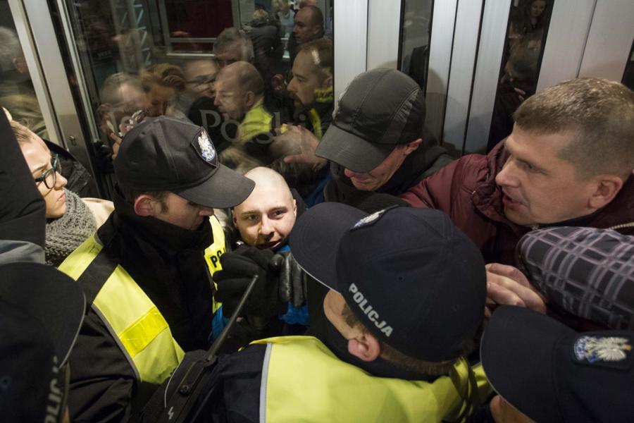 Przepychanki z policją przed Teatrem Polskim we Wrocławiu