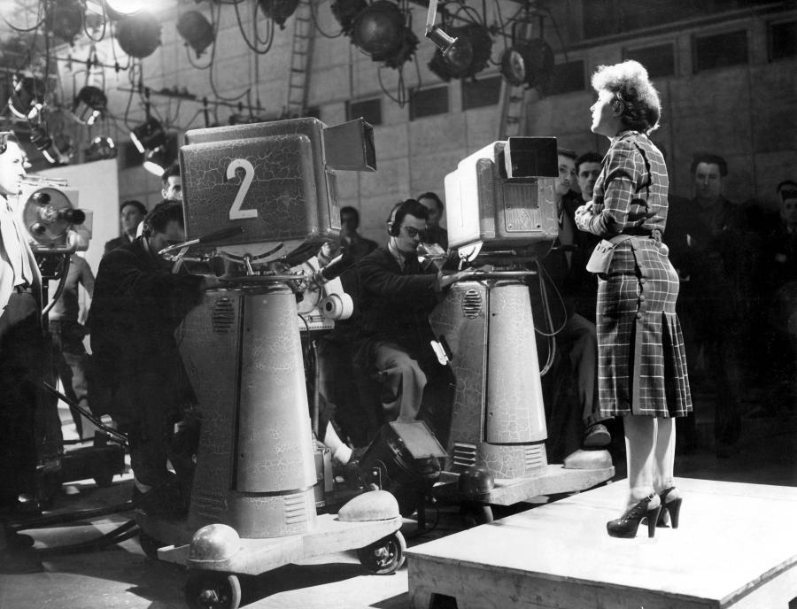 Edith Piaf podczas występu dla francuskiej telewizji w 1951 roku