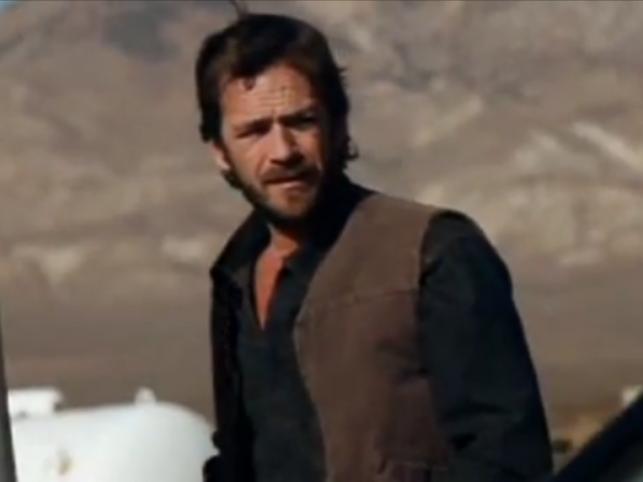 Luke Perry w świątecznym klipie Killersów