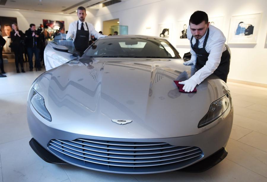 Aston Martin DB10 Jamesa Bonda trafi na aukcję