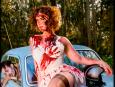 Kalendarz "My zombie pinup", który przedstawia 12 dziewcząt-zombie odwołuje się stylistyką do modnych w latach 50. fotografii ze skąpo ubranymi, uśmiechniętymi dziewczętami , tzw. pin-upów