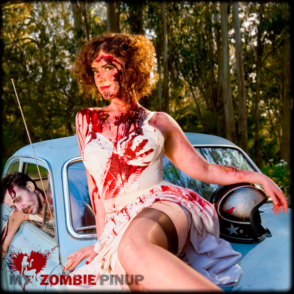 Kalendarz "My zombie pinup", który przedstawia 12 dziewcząt-zombie odwołuje się stylistyką do modnych w latach 50. fotografii ze skąpo ubranymi, uśmiechniętymi dziewczętami , tzw. pin-upów