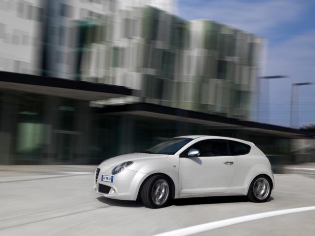 MiTo z mocą 135 KM jest lepsza - pierwszą setkę zdobywa w 8,4 s, zabawa
kończy się przy 207 km/h (średnie spalanie - 5,6 l). Wreszcie topowa turbodoładowana maszyneria - 170 KM zrywa asfalt od zera do 100 km/h w 7,5 s, pędzi do 219 km/h a średnio zużywa 6 l/100 km jazdy