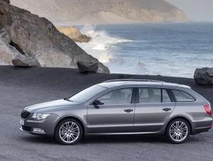 Skoda superb kombi z każdej strony
