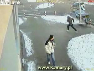 Cudem uciekł przed autem