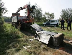 Wyrwali dźwigiem bankomat i porzucili w polu