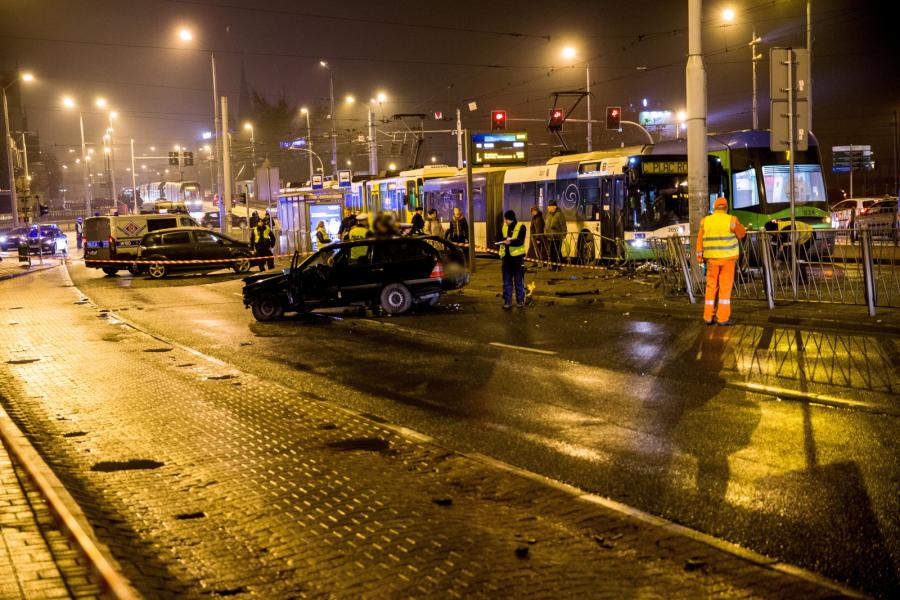 SZCZECIN. SAMOCHÓD UDERZYŁ W PRZYSTANEK